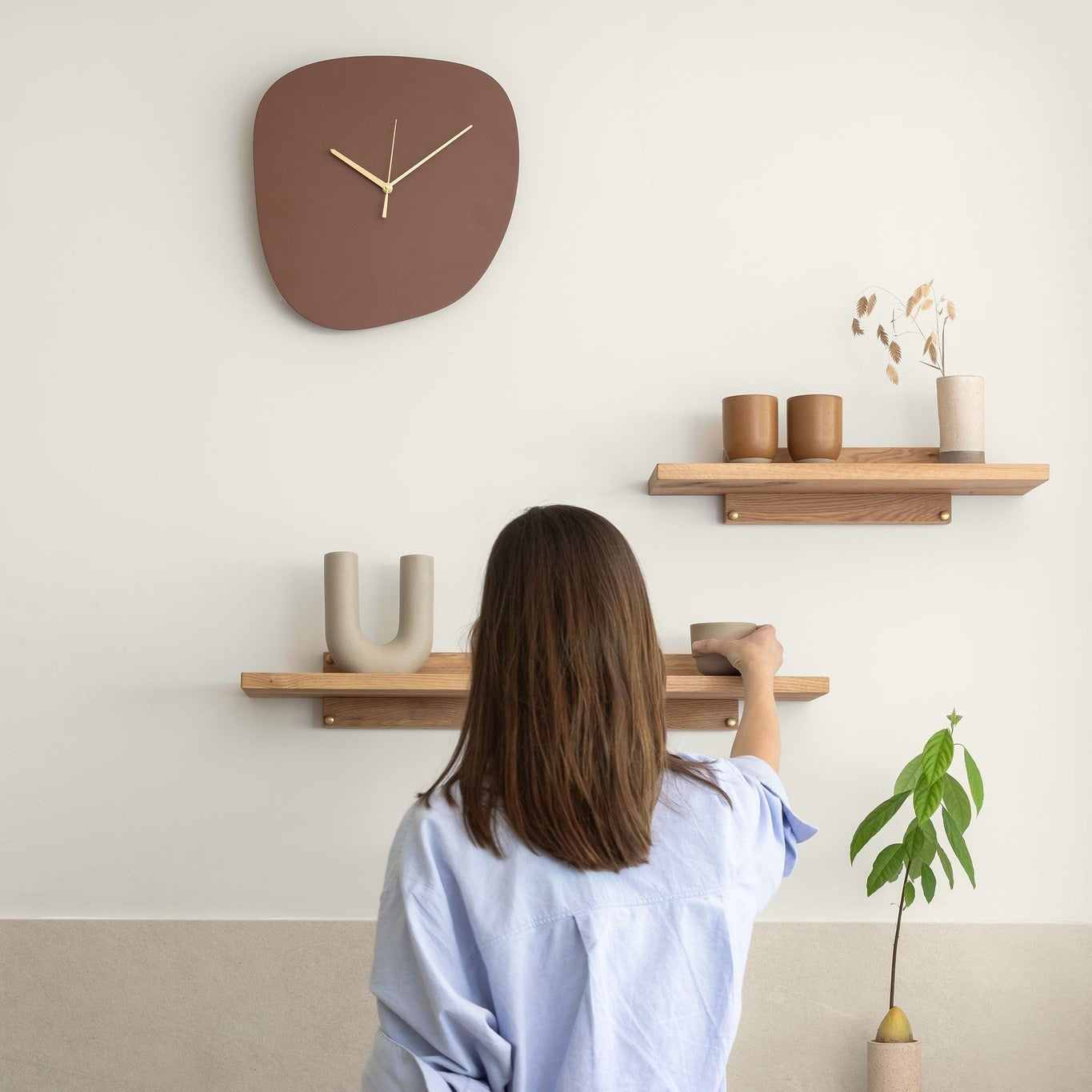 מדפים מעץ מלא תלויים על קיר – מדפים בעיצוב מינימליסטי לבית בסגנון נורדי