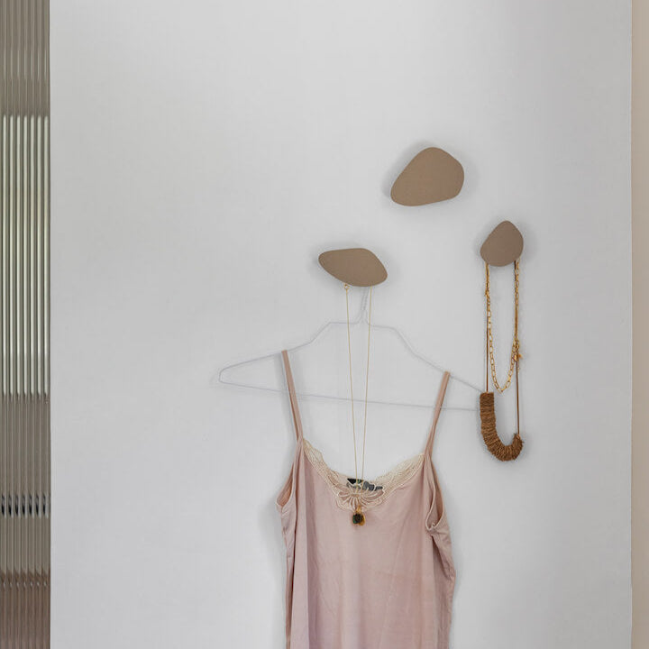 מתלה מעוצב מקולקציית Bring It Home תלוי על קיר לבן בסגנון נורדי