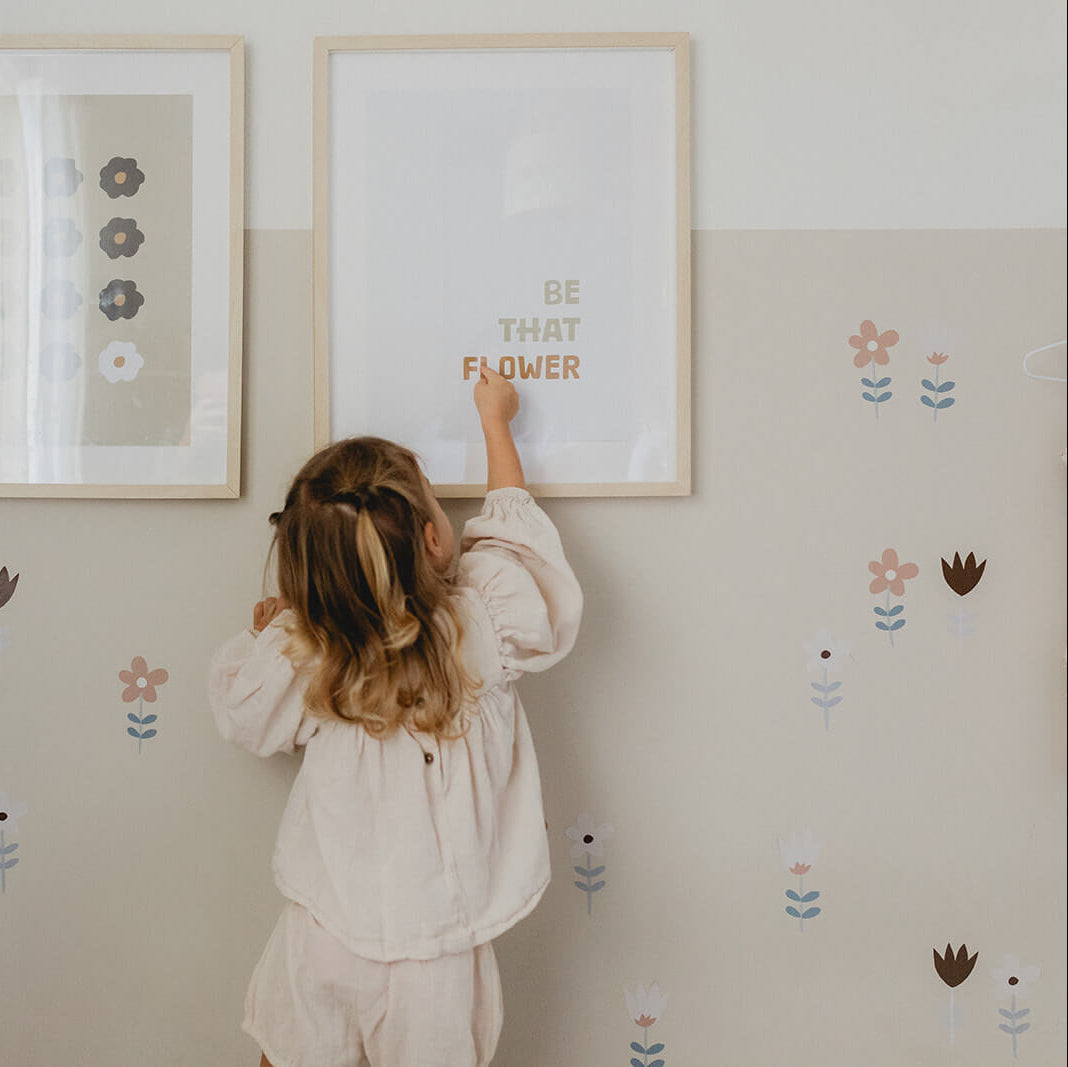 רעיונות עיצוב קירות חדרי ילדים עם מדבקות קיר פרחים – ילדה בחדר ילדים מעוצב בסגנון נורדי