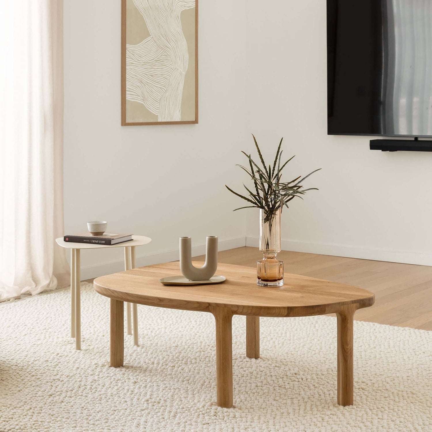 שולחן סלון עץ אלון בעיצוב נורדי מינימליסטי, עם עיטורים ודקורציה מודרנית בסלון בהיר