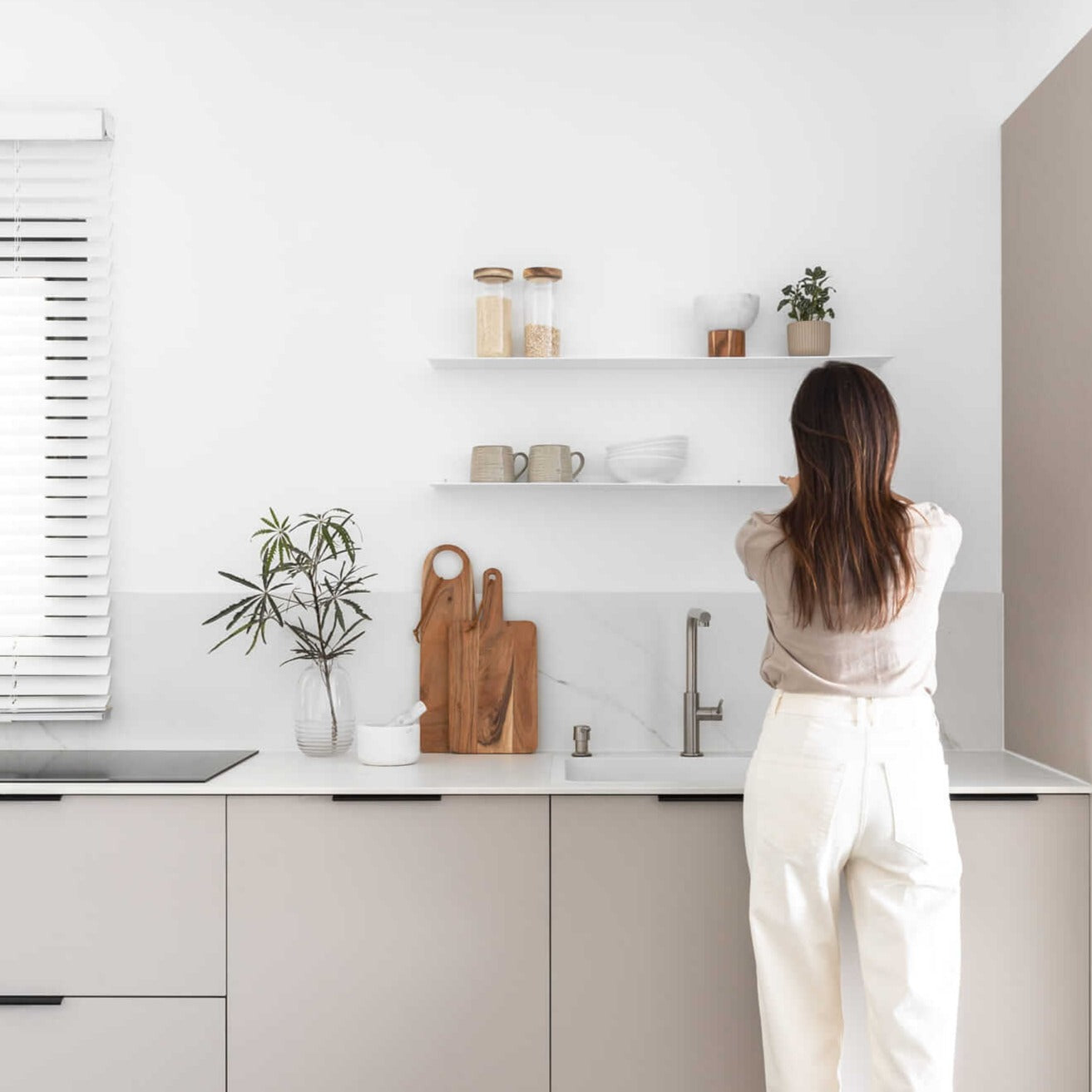 מדף צף אלגנטי עשוי אלומיניום KAV מדף צף אלגנטי עשוי אלומיניום KAV