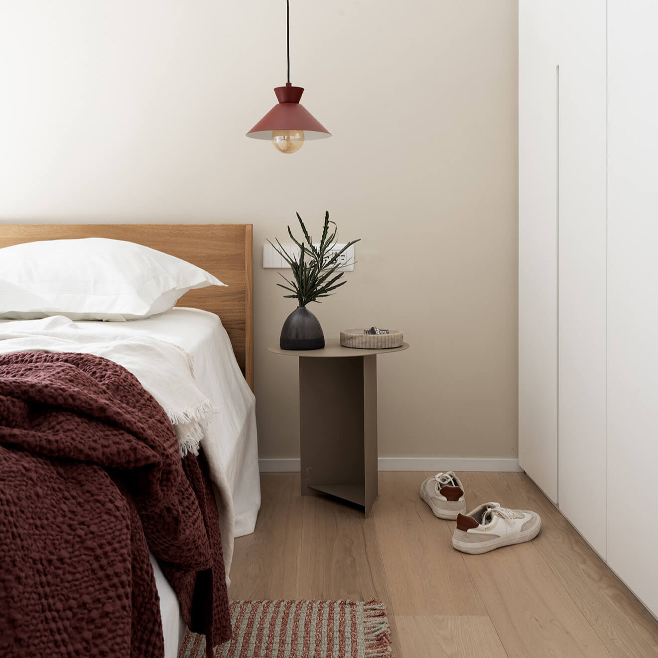 שידת צד OVAL-E שידת צד OVAL-E