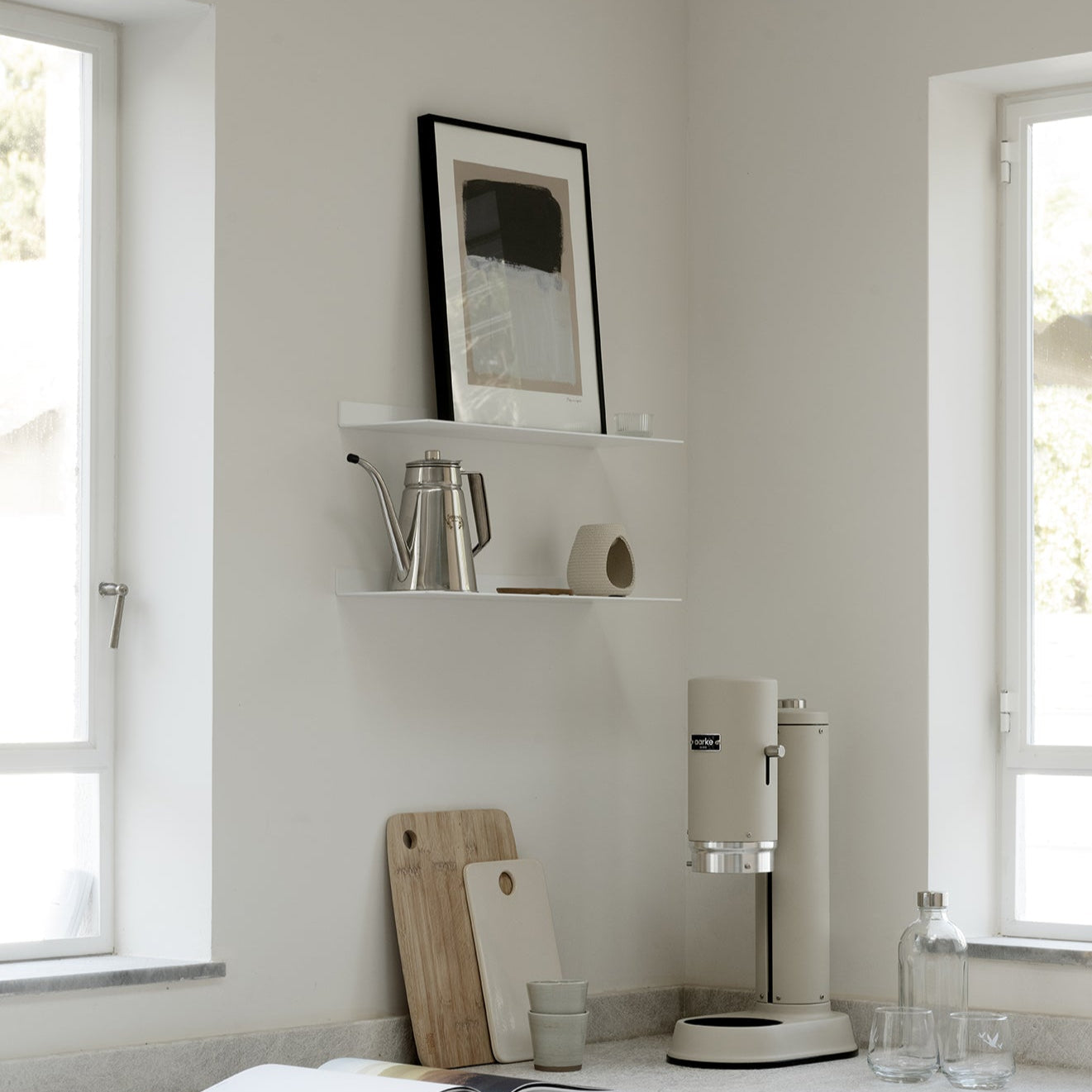 מדף צף לבן במטבח בעיצוב מינימליסטי ונקי